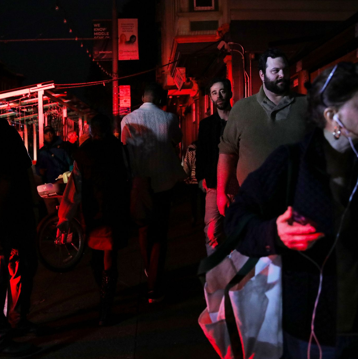 Ein Mann liest während des Stromausfalls in San Francisco bei Kerzenlicht. - Foto: Yalonda M. James/San Francisco Chronicle/AP/dpa
