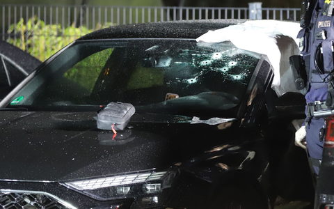 Durch die Windschutzscheibe wurden Schüsse auf einen Mann abgegeben. - Foto: Sascha Thelen/dpa