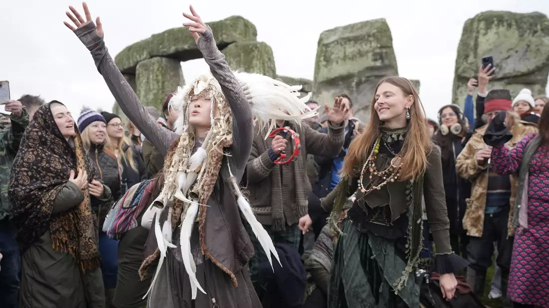 Rund um Stonehenge wird getanzt, gesungen und gefeiert. - Bild: Andrew Matthews/PA Wire/dpa