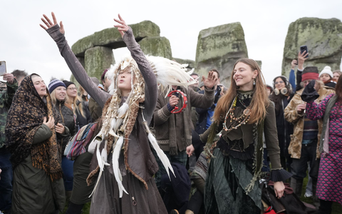 Rund um Stonehenge wird getanzt, gesungen und gefeiert. - Foto: Andrew Matthews/PA Wire/dpa