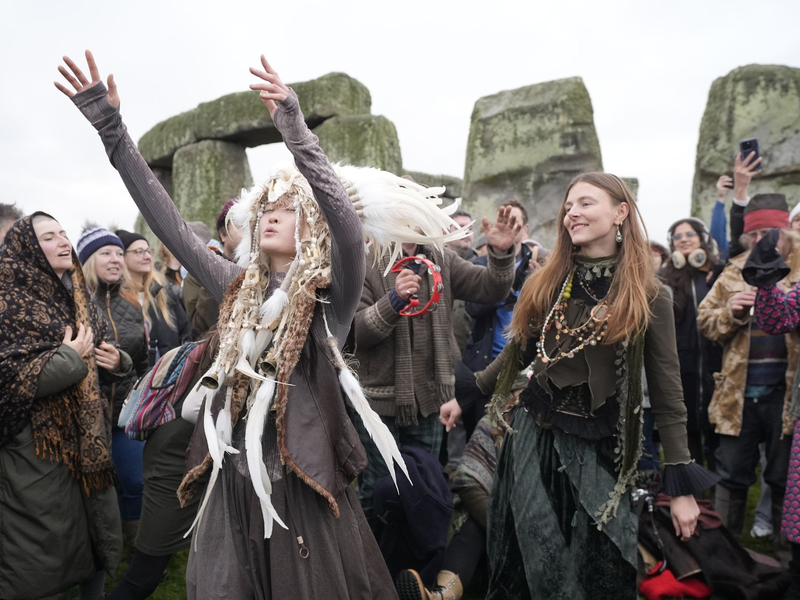 Rund um Stonehenge wird getanzt, gesungen und gefeiert. - Foto: Andrew Matthews/PA Wire/dpa