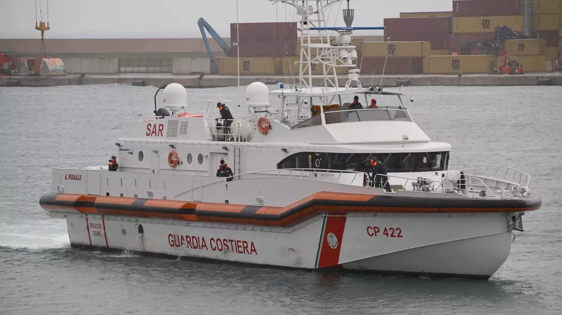 Ein Schiff der italienischen Küstenwache hat 50 Menschen  vor Lampedusa gerettet. (Archivbild)  - Bild: Valeria Ferrario/AP/dpa