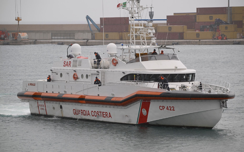 Ein Schiff der italienischen Küstenwache hat 50 Menschen  vor Lampedusa gerettet. (Archivbild)  - Foto: Valeria Ferrario/AP/dpa