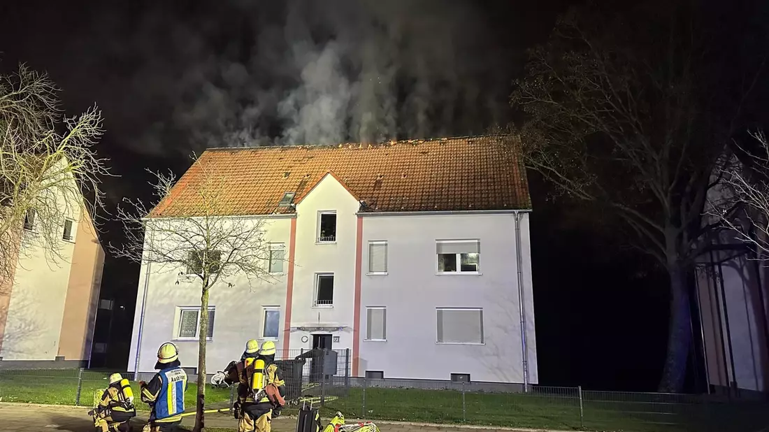 FW-E: Dachstuhlbrand in Essen-Karnap - Feuerwehr bis in die Morgenstunden im Einsatz - Bild: presseportal.de