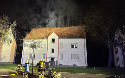 FW-E: Dachstuhlbrand in Essen-Karnap - Feuerwehr bis in die Morgenstunden im Einsatz - Foto: presseportal.de