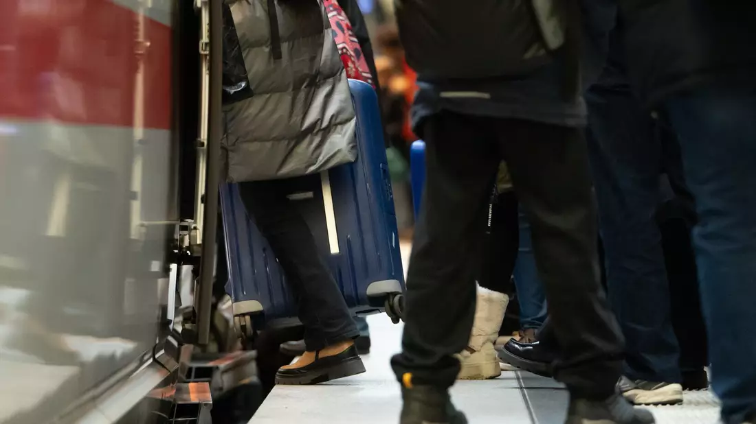 Über die Feiertage verreisen viele Menschen mit der Bahn. (Archivbild)  - Bild: Markus Lenhardt/dpa