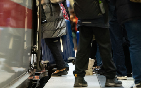 Über die Feiertage verreisen viele Menschen mit der Bahn. (Archivbild)  - Foto: Markus Lenhardt/dpa