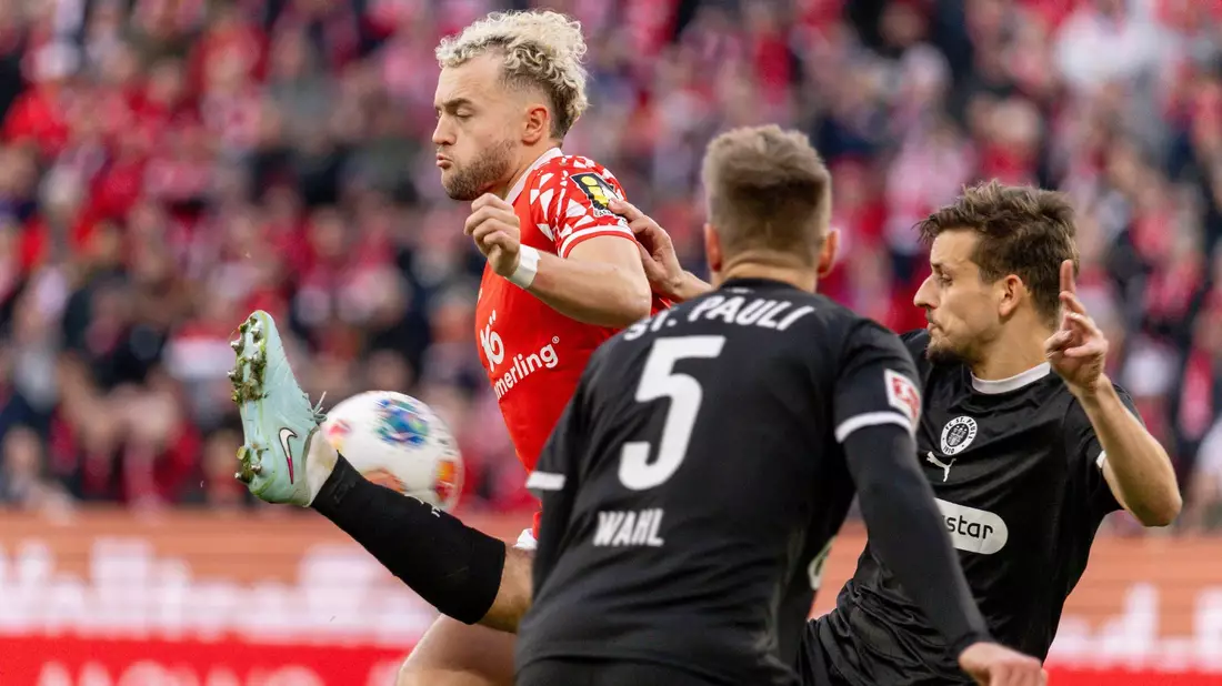 Hatte kein Glück im Abschluss: Der Mainzer Silvan Widmer (l). - Bild: Torsten Silz/dpa