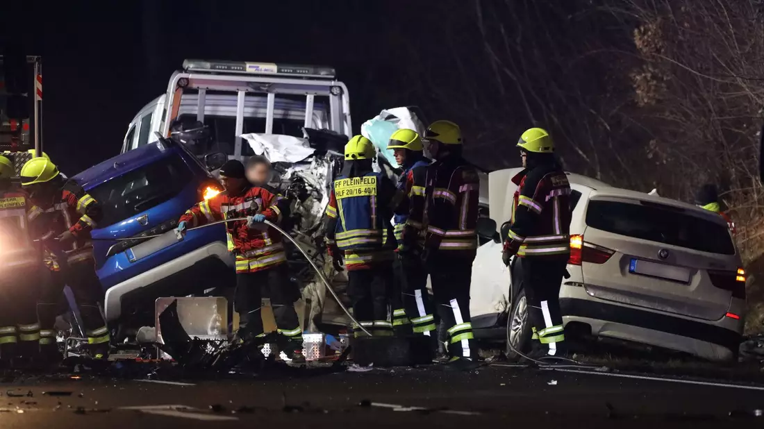 Auf der Bundesstraße 2 in Mittelfranken gab es einen schweren Verkehrsunfall. - Bild: Felix Besold/NEWS5/dpa