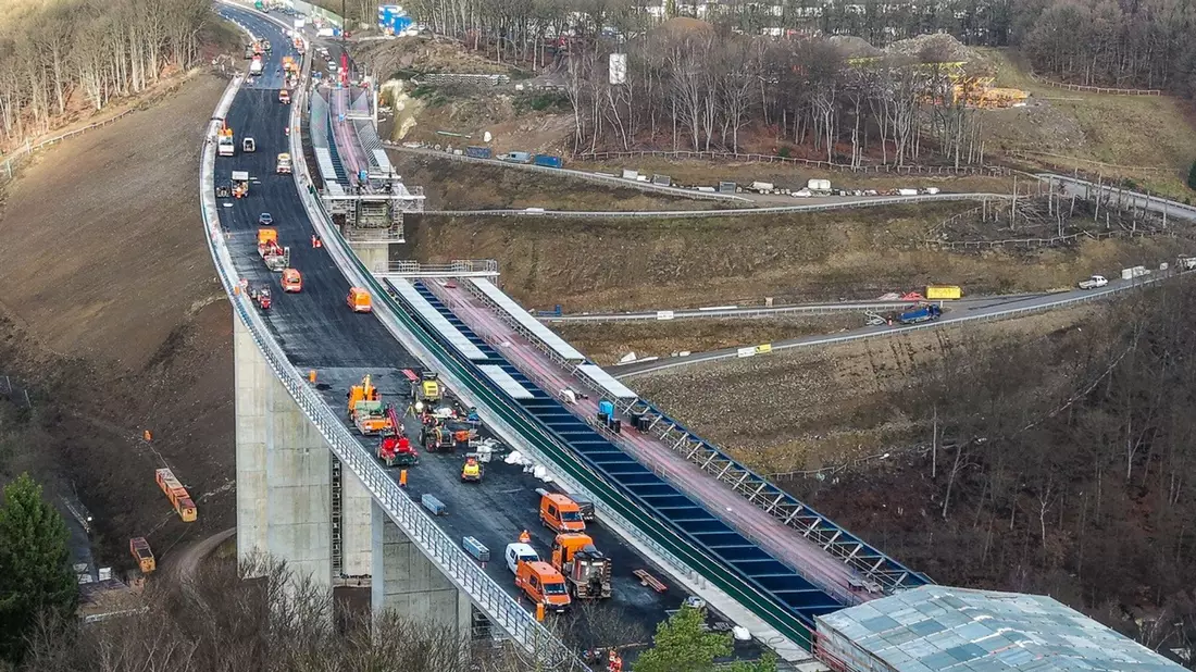 Überall Fahrzeuge und Arbeiter: Die Baufirmen haben die neue Brücke im Rekordtempo hochgezogen. - Bild: Alex Talash/dpa