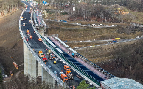 Überall Fahrzeuge und Arbeiter: Die Baufirmen haben die neue Brücke im Rekordtempo hochgezogen. - Foto: Alex Talash/dpa