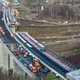Überall Fahrzeuge und Arbeiter: Die Baufirmen haben die neue Brücke im Rekordtempo hochgezogen. - Foto: Alex Talash/dpa