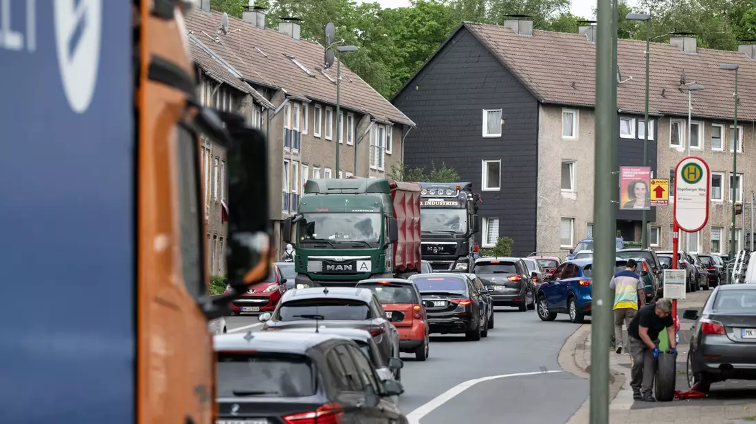 Eine regelrechte Verkehrslawine quälte sich vier Jahre lang mitten durch Lüdenscheid. (Archivbild) - Bild: Bernd Thissen/dpa