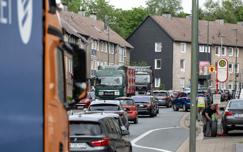Eine regelrechte Verkehrslawine quälte sich vier Jahre lang mitten durch Lüdenscheid. (Archivbild) - Foto: Bernd Thissen/dpa