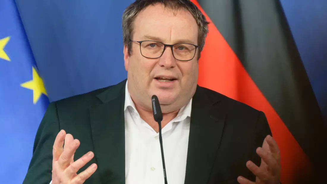 «Die Gefahr weiterer Sperrungen ist real», sagt NRW-Verkehrsminister Oliver Krischer (Grüne). (Archivbild) - Bild: Henning Kaiser/dpa