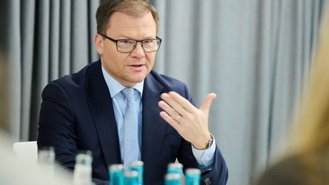 Umweltminister Carsten Schneider will noch mehr Recycling. - Bild: Annette Riedl/dpa