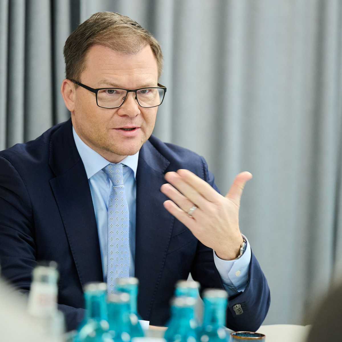 Bundesumweltminister Carsten Schneider setzt sich für ein Verbot von E-Zigaretten ein.  - Foto: Annette Riedl/dpa