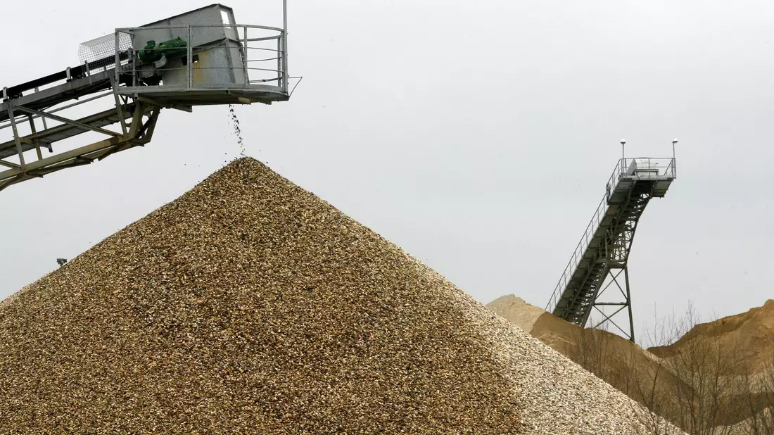 Kies und Sand sind weiter der in Deutschland am häufigsten gewonnene Rohstoff. Doch die Fördermenge schrumpft. (Symbolbild) - Bild: Roland Weihrauch/dpa