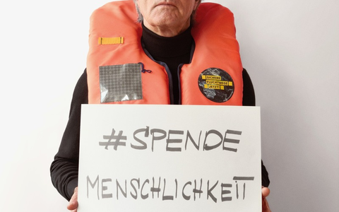 Jogi Löw setzt Zeichen für zivile Seenotrettung / Kampagne für neues Rettungsschiff von SOS Humanity im Mittelmeer - Foto: presseportal.de Jogi Löw setzt Zeichen für zivile Seenotrettung / Kampagne für neues Rettungsschiff von SOS Humanity im Mittelmeer - Foto: presseportal.de