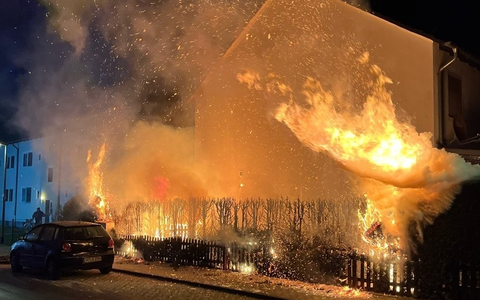 POL-SO: Hecke gerät in Brand - Polizei ermittelt - Foto: presseportal.de