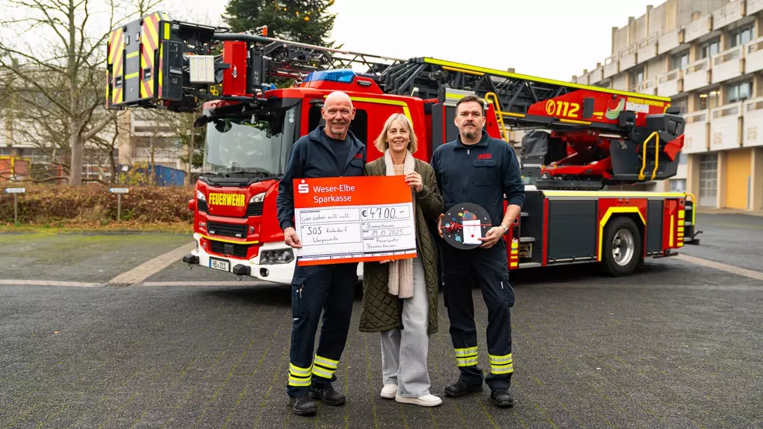 FW Bremerhaven: Einsatzkräfte der Feuerwehr Bremerhaven spenden für das SOS-Kinderdorf Worpswede - Bild: presseportal.de