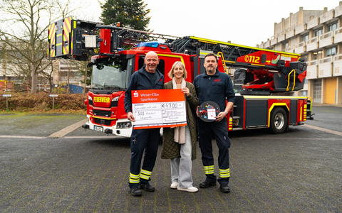 FW Bremerhaven: Einsatzkräfte der Feuerwehr Bremerhaven spenden für das SOS-Kinderdorf Worpswede - Foto: presseportal.de