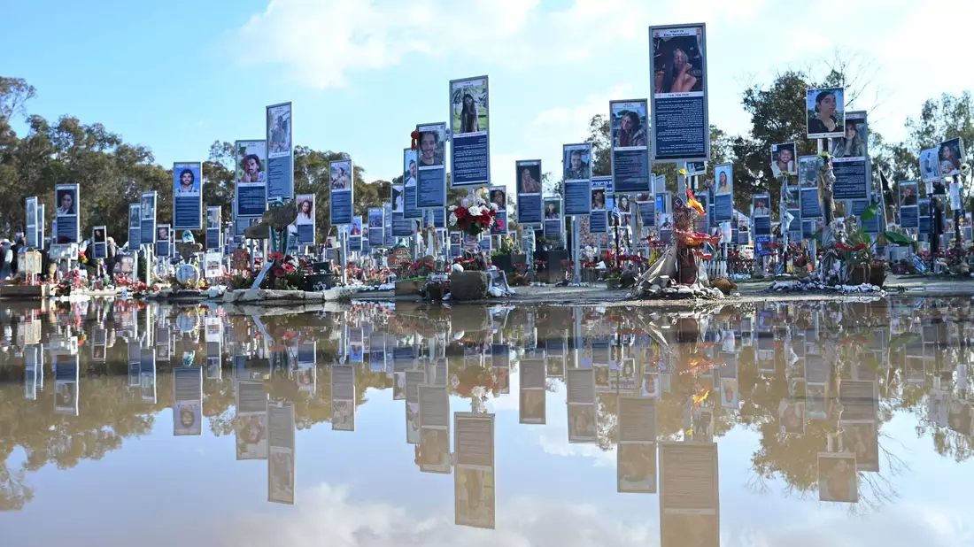 Gedenktafeln stehen auf dem Gelände der Nova Festival Memorial Gedenkstätte. (Archivbild) - Bild: Elisa Schu/