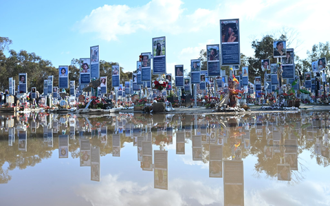 Gedenktafeln stehen auf dem Gelände der Nova Festival Memorial Gedenkstätte. (Archivbild) - Foto: Elisa Schu/
