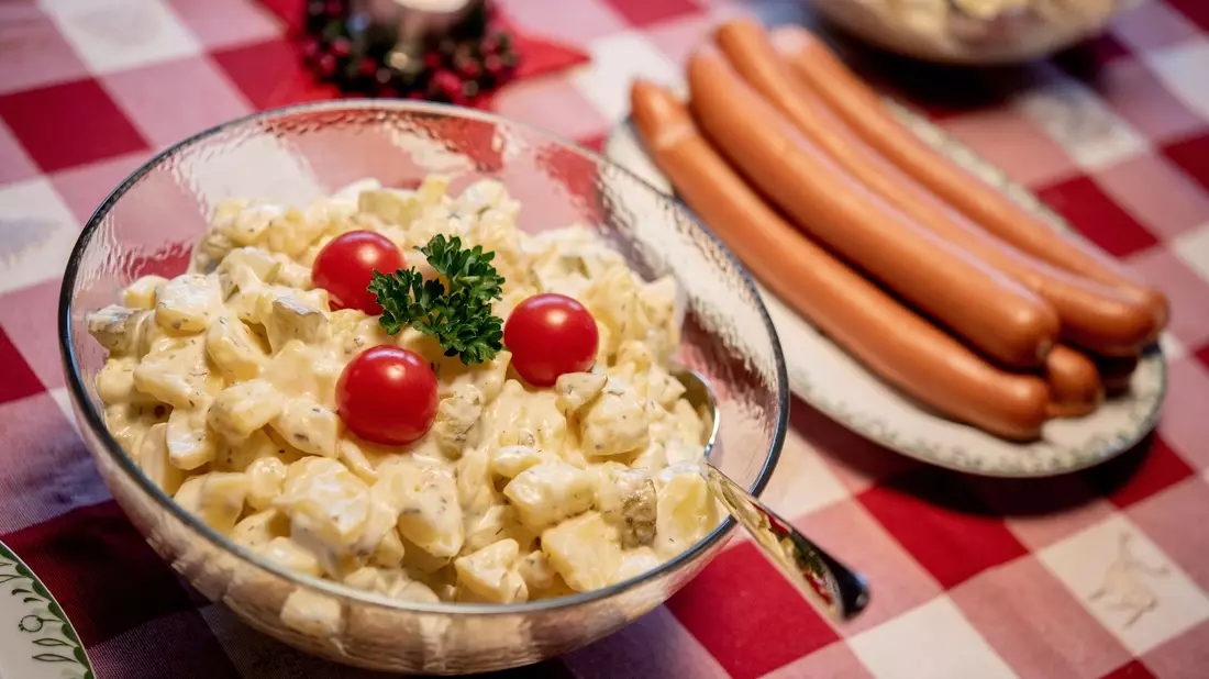 Laut einer aktuellen Statista-Befragung geben 34 Prozent der Befragten an, dass es bei ihnen über die Weihnachtsfeiertage Würstchen mit Kartoffelsalat gibt. (Symbolfoto) - Bild: Hauke-Christian Dittrich/dpa