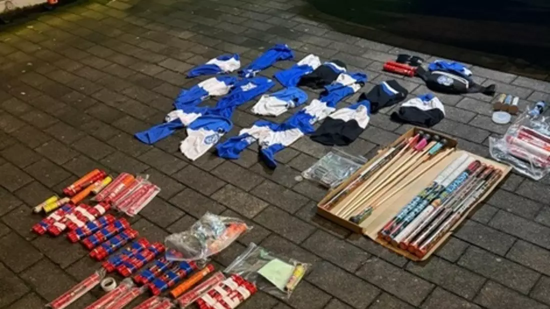 BPOL-FL: Kontrolle Reisebus; Pyrotechnik und Sturmhauben sichergestellt - Bild: presseportal.de