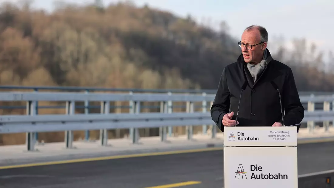 Nur ein Wort: «Fertig!» steht auf dem Verkehrsschild auf der Rahmedetalbrücke. - Bild: Rolf Vennenbernd/dpa