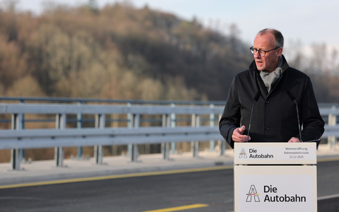 Bundeskanzler Friedrich Merz (CDU) spricht bei der Eröffnung der Rahmedetalbrücke.  - Foto: Rolf Vennenbernd/dpa