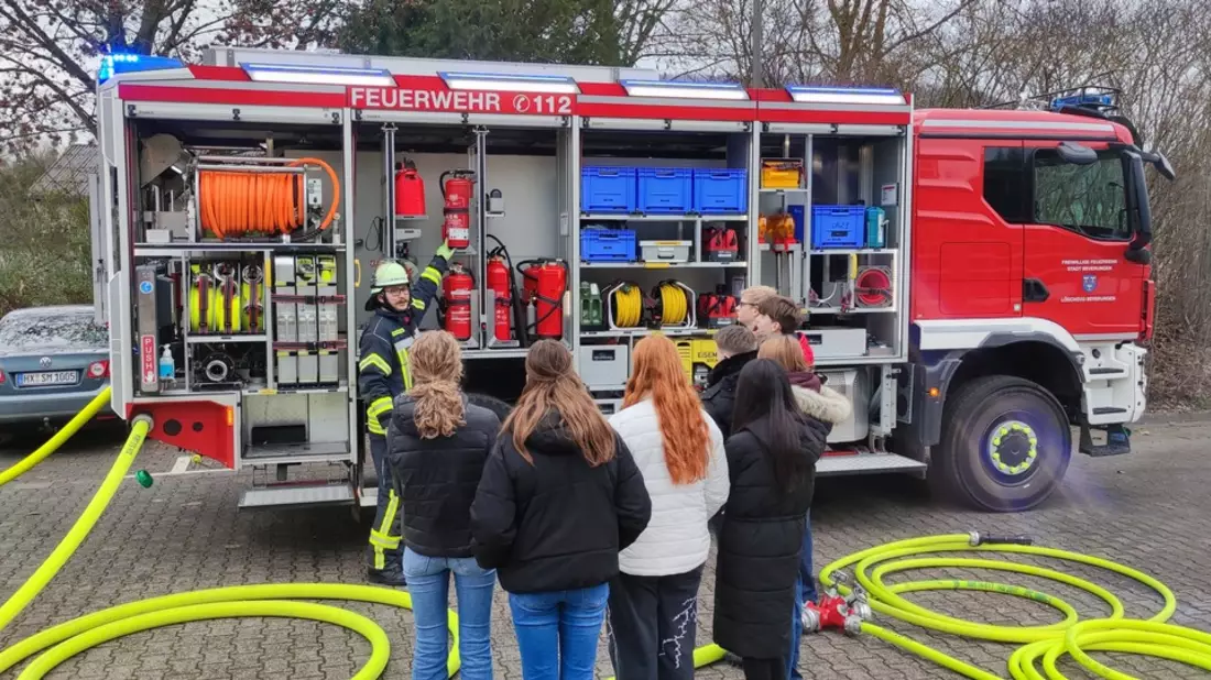 FW Beverungen: Praxisnaher Chemieunterricht bei der Feuerwehr Beverungen / Gymnasium Beverungen besucht das Feuerwehrgerätehaus - Bild: presseportal.de