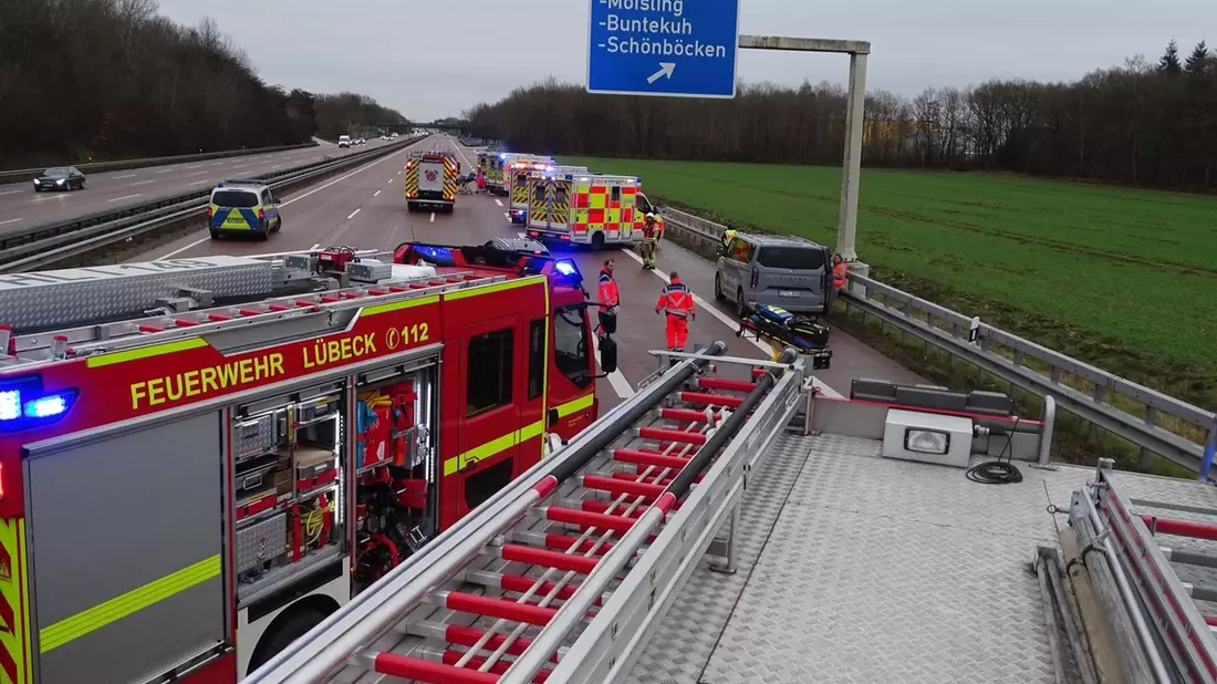 POL-HL: Verkehrsunfall auf der Bundesautobahn 1 - Fünf beteiligte Fahrzeuge und drei Verletzte - Bild: presseportal.de