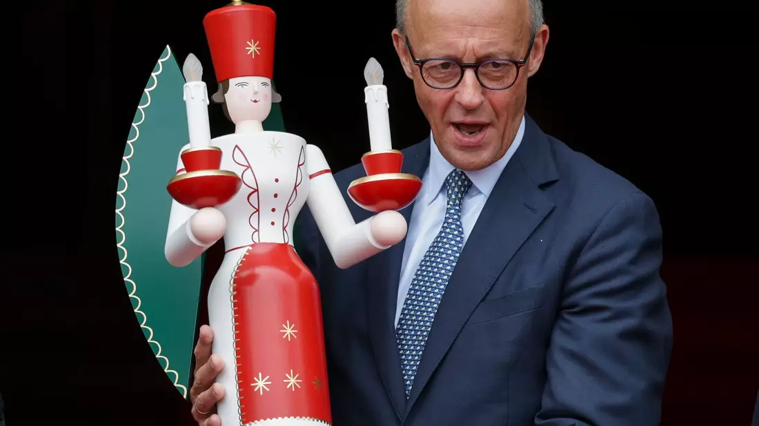 Kanzler Friedrich Merz (CDU) feiert mit Gattin, Kindern und Enkelkindern ganz traditionell Weihnachten. (Archivbild) - Bild: Jan Woitas/dpa
