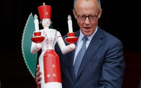 Kanzler Friedrich Merz (CDU) feiert mit Gattin, Kindern und Enkelkindern ganz traditionell Weihnachten. (Archivbild) - Foto: Jan Woitas/dpa