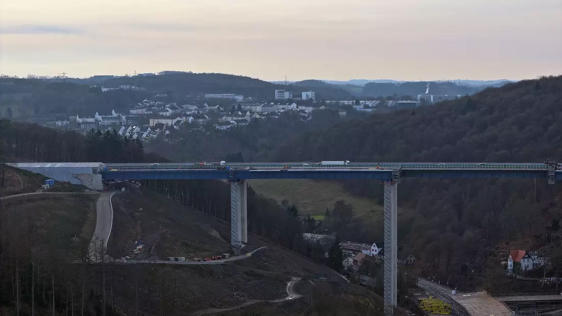 Nach vier Jahren rollt der Verkehr auf der Rahmedetalbrücke wieder. - Bild: Sascha Thelen/dpa
