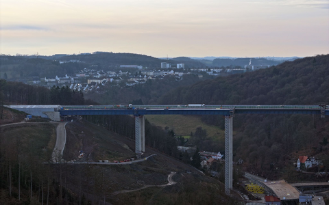 Nach vier Jahren rollt der Verkehr auf der Rahmedetalbrücke wieder. - Foto: Sascha Thelen/dpa