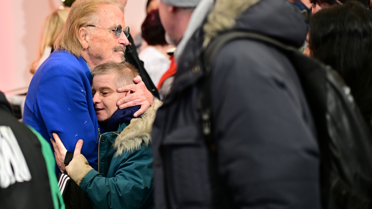 Geschenke gibt es bei der Feier auch - bei Bedarf auch Futter für Tiere. - Foto: Sebastian Christoph Gollnow/dpa