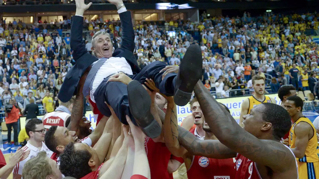 Erinnerungen an erfolgreiche Zeiten: Svetislav Pesic feierte mit den Bayern 2014 die Meisterschaft. - Bild: Rainer Jensen/dpa