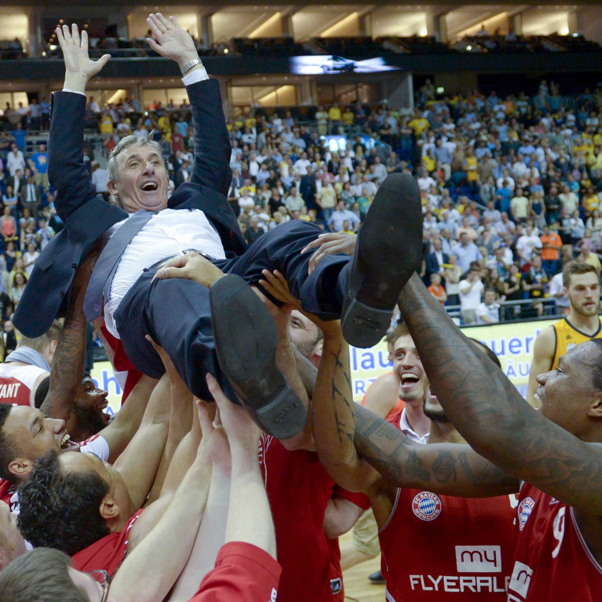 Erinnerungen an erfolgreiche Zeiten: Svetislav Pesic feierte mit den Bayern 2014 die Meisterschaft. - Foto: Rainer Jensen/dpa