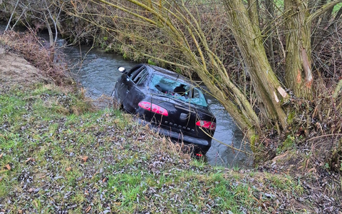 FW Stockach: PKW in Bach - Foto: presseportal.de