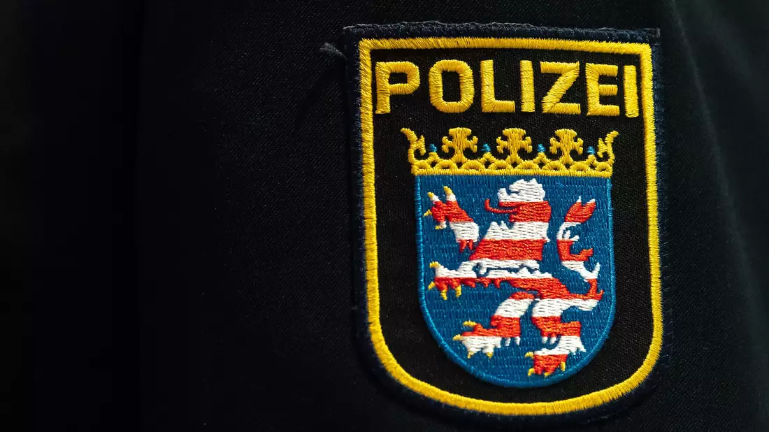 In Gießen fuhr ein Auto in eine Bushaltestelle und verletzte mehrere Menschen. (Symbolbild) - Bild: Silas Stein/dpa