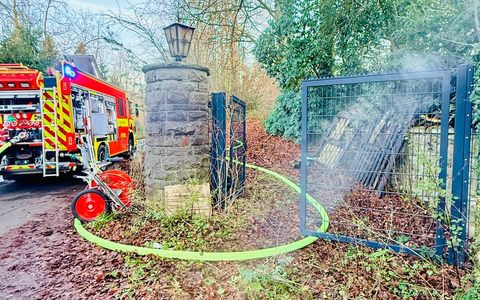 FW Ratingen: Brand in leerstehendem Gebäude in Ratingen-Hösel / Feuerwehr Ratingen mehrere Stunden im Einsatz - Foto: presseportal.de