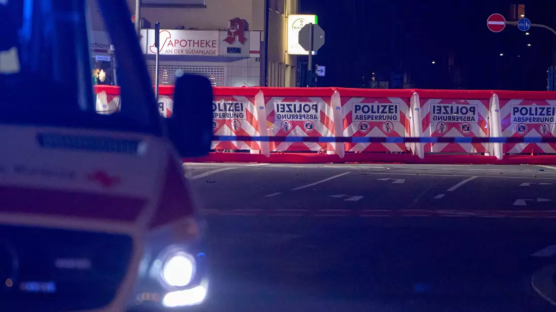 Die Polizei errichtete auch mobile Sichtschutzwände. - Bild: Sascha Ditscher/dpa