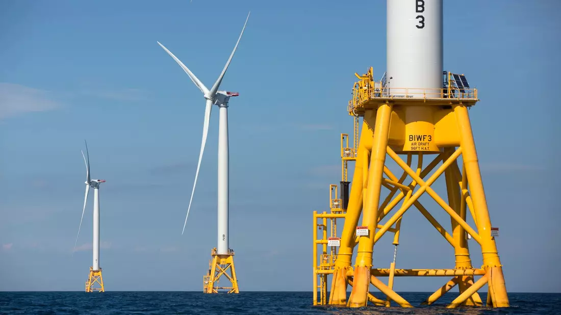 Die US-Regierung hat Leasingverträge und Bauarbeiten für fünf große Offshore-Windenergieprojekte an der Ostküste vorübergehend ausgesetzt.  - Bild: Michael Dwyer/AP/dpa