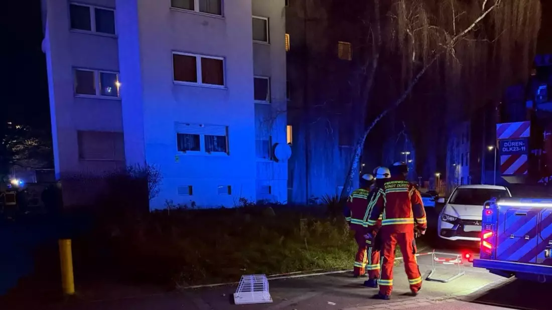 FW Düren: Zimmerbrand mit vermisster Person - Feuerwehr Düren im Einsatz - Bild: presseportal.de