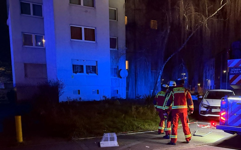FW Düren: Zimmerbrand mit vermisster Person - Feuerwehr Düren im Einsatz - Foto: presseportal.de