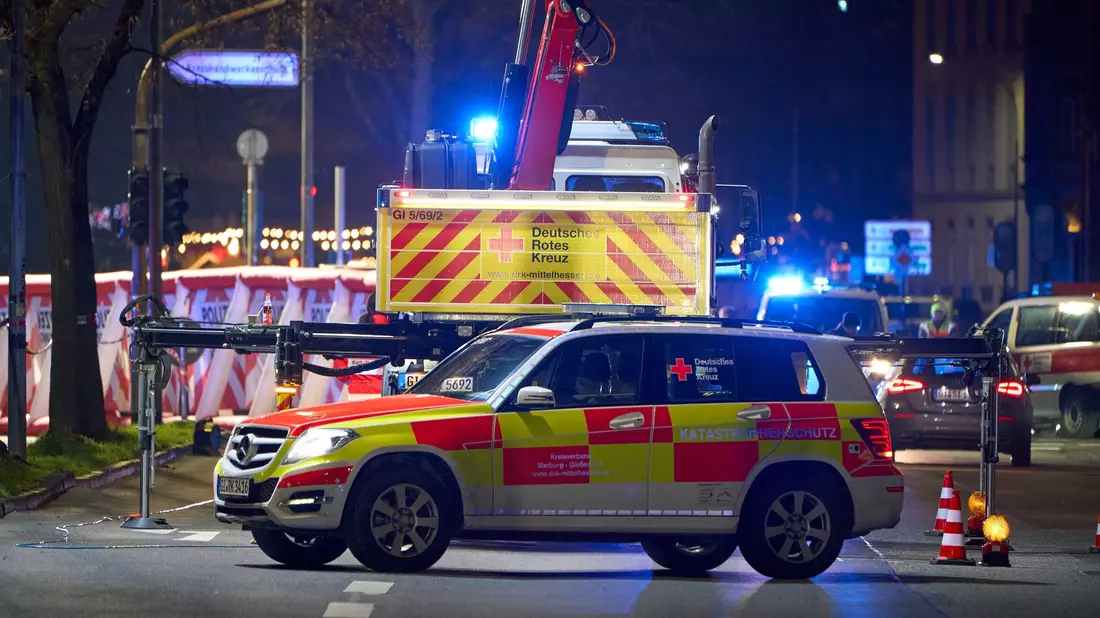 Mehrere Menschen wurden verletzt. - Bild: Sascha Ditscher/dpa