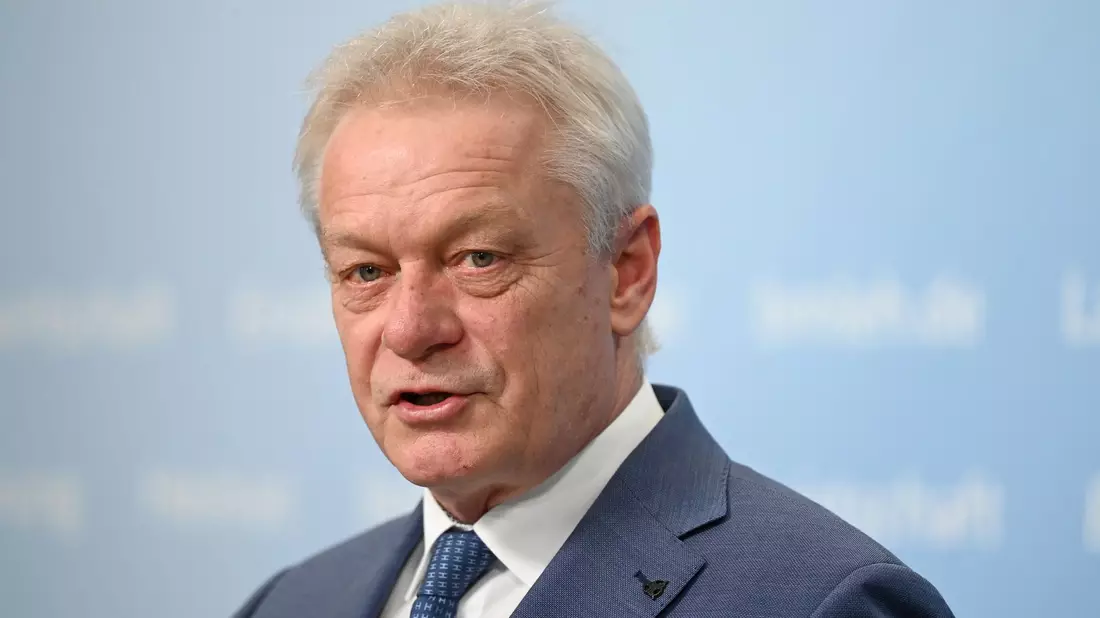Minister Rainer: Verpflichtende Videoüberwachung für bestimmte Betriebe - Bild: Elisa Schu/dpa